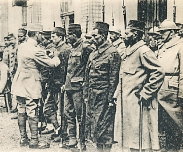 Remise de décorations à des Tirailleurs, par le Général Dubois